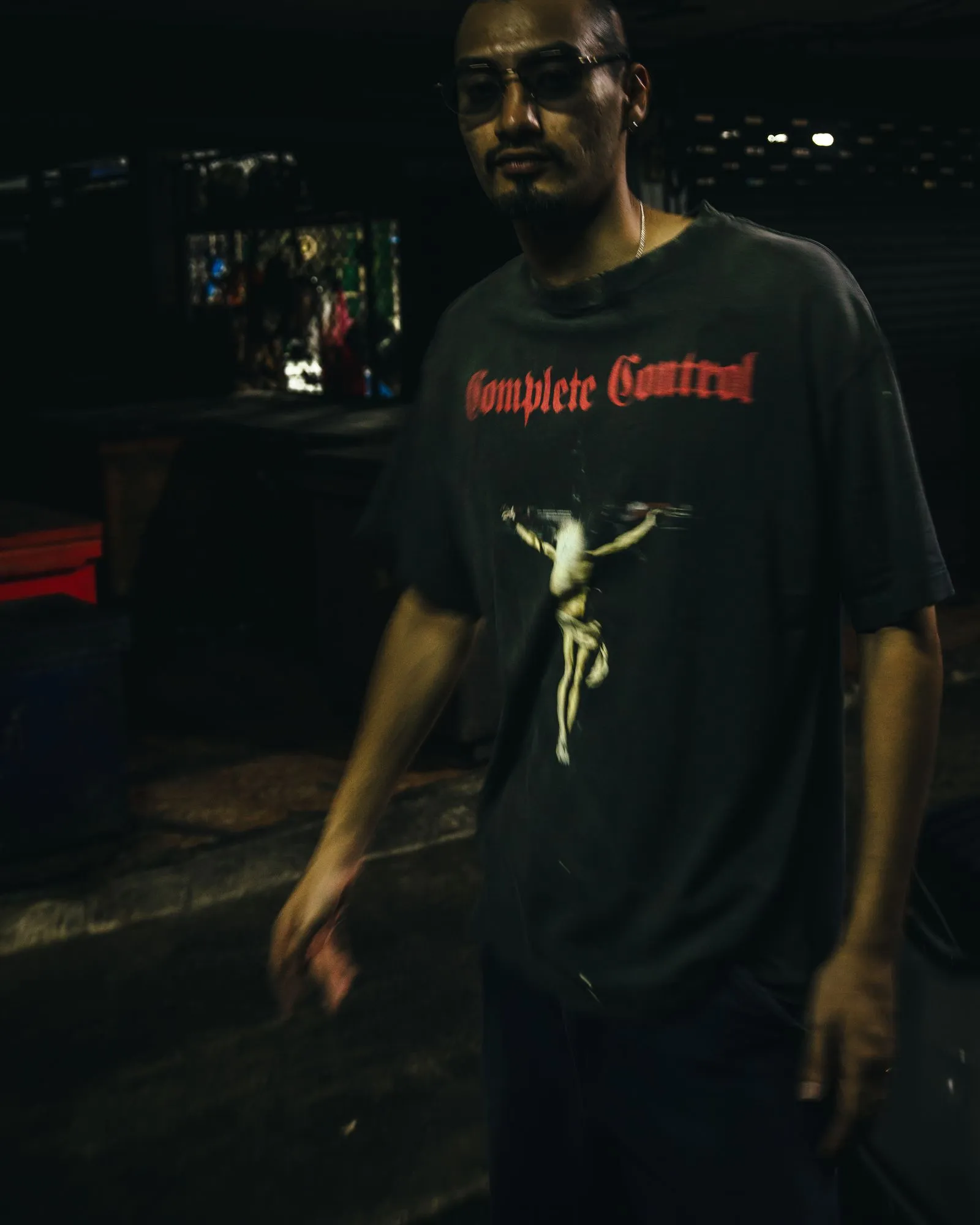 SAINT Mxxxxxx × Kosuke Kawamura KK_SS TEE/COMPLETE CONTRL/BLK KK joint model Jesus AK submachine gun cross printed TEE Washed black S-XL KK joint model's creative Jesus cross has never disappointed. Faded and washed with sulfur dye to make it distressed. Hole treatment. Printing is repeatedly revised and sketched. Extremely restored ZP. Cylindrical side seam high weight fabric. Stiff and comfortable. Correct accessories. Customized co-branded wash mark/little angel mark, top purchasing agent level